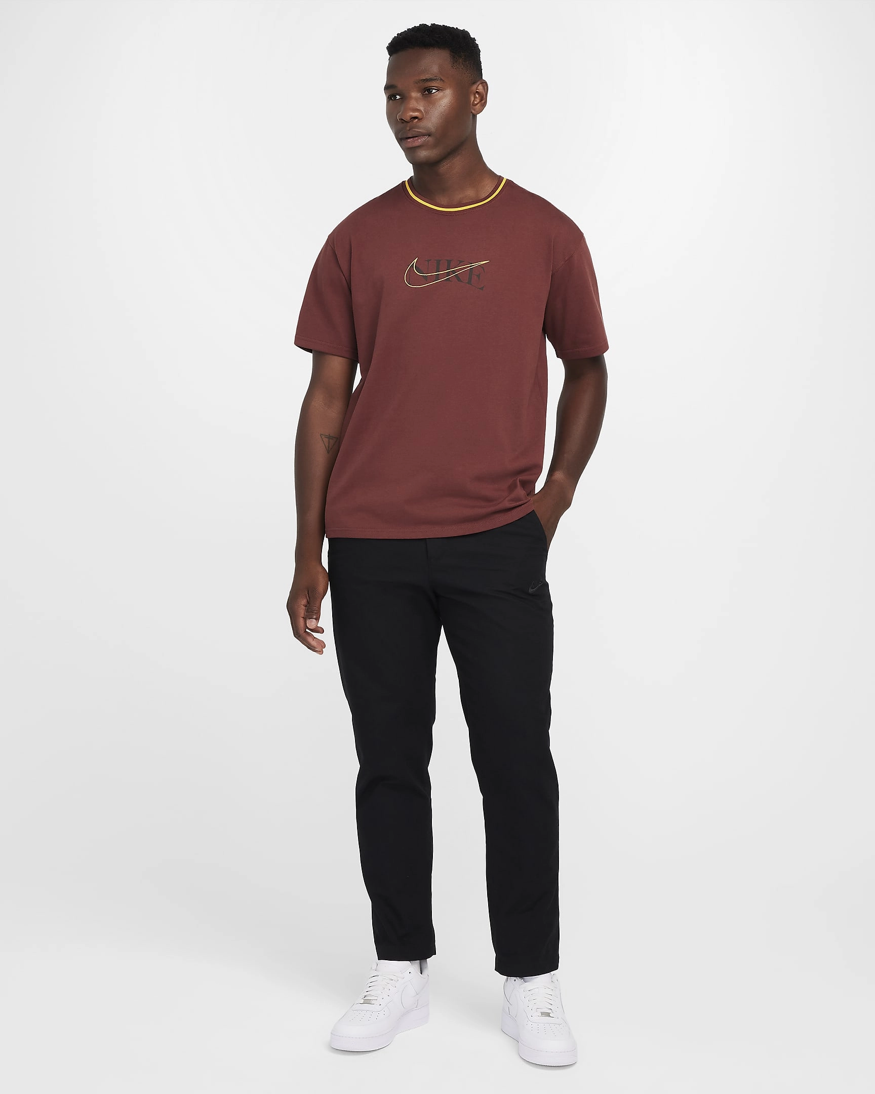 Nike Sportswear Max90 T-Shirt: Ultimativ Komfort møder Street Style i denne klassiske Nike t-shirt.